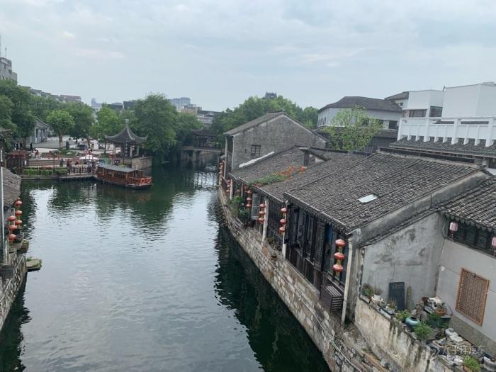 逃离快乐小镇